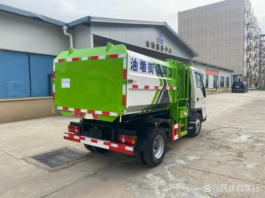 挂桶式垃圾车，高效便捷的城市环卫解决方案