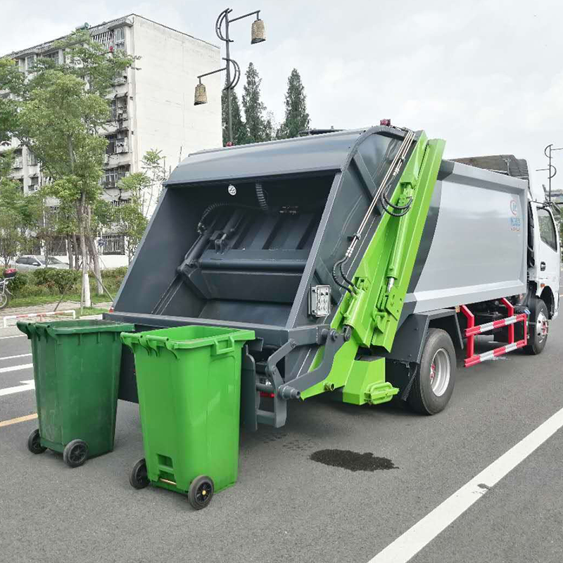 国六8方大多利卡后挂桶压缩垃圾车 高效环保的城市清洁利器